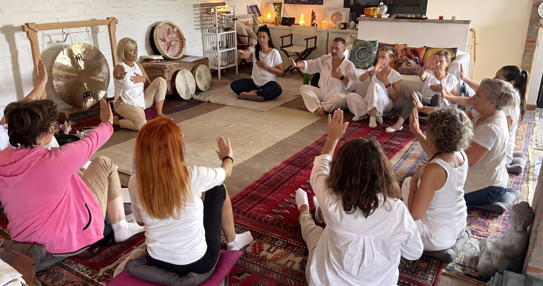 Un gruppo di persone che partecipa al Team Building Olistico del Centro Olistico MajoOm